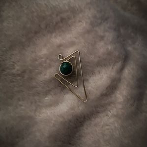 Silver tone pendant with malachite